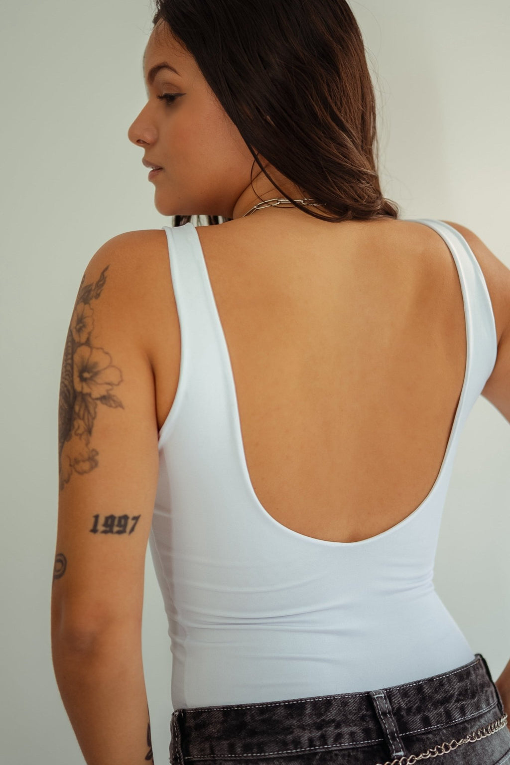 Body blanco minimalista con detalle de Brasil